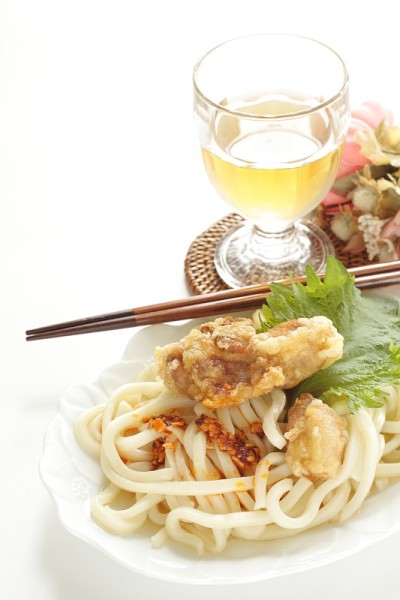 日式料理，油炸鸡肉配乌冬面