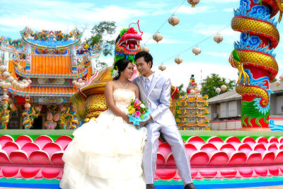 公园里甜蜜的新婚夫妇