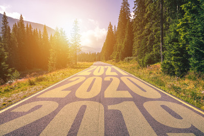 空沥青路和2019年、2020年、2021年的新概念。在空旷的山路上行驶，迎接即将到来的2019年、