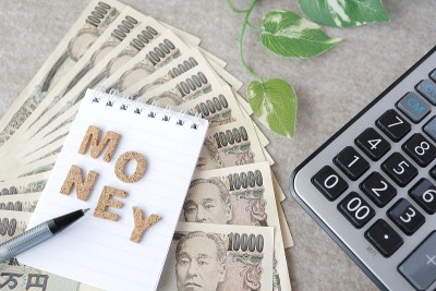 1万日元钞票和木块