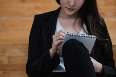 一个女商人在记事本上写下想法的裁剪图像