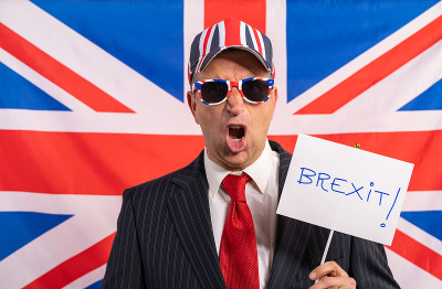英国男性商人脱欧旗帜