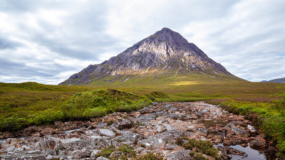 Buachaille Etive Mér，可以看到苏格兰库帕尔河上的Etive山