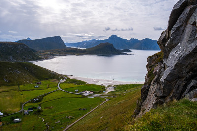 罗浮敦群岛，山脉和海洋的秋季景观
