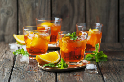 一杯加冰、橙和薄荷的aperol