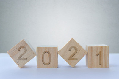 桌子上有数字2021的几何木方