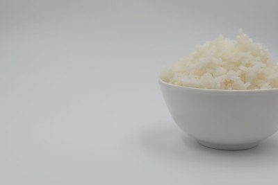 白底上一碗米饭。