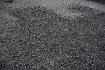公路工地正在铺设新的沥青路面。
