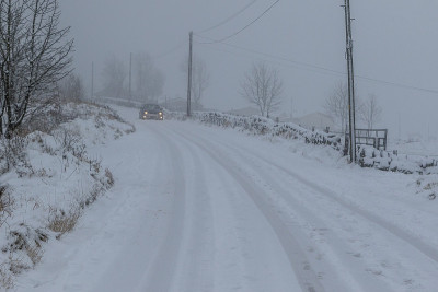 雪覆盖了道路