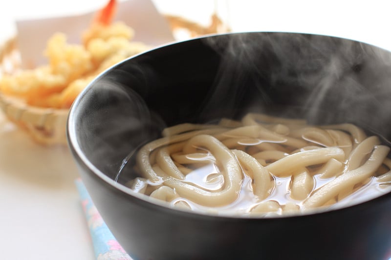 日本食物，乌冬面和天妇罗背景