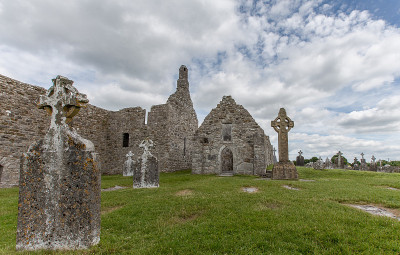爱尔兰古老的Clonmacnoise修道院