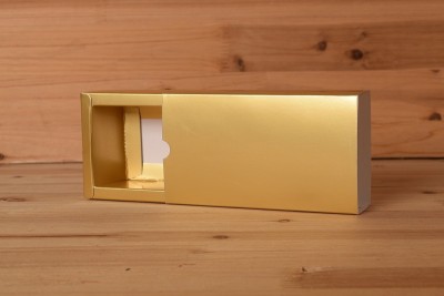空礼物金盒