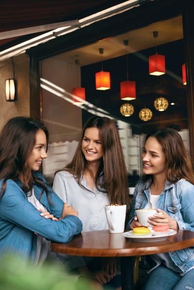 女性在咖啡馆。边喝咖啡边聊天的漂亮女孩。