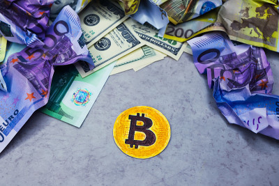 加密的货币。到处都是伪造的比特币和皱巴巴的美元和欧元。