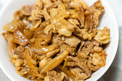 一张美味的手工牛肉碗的照片