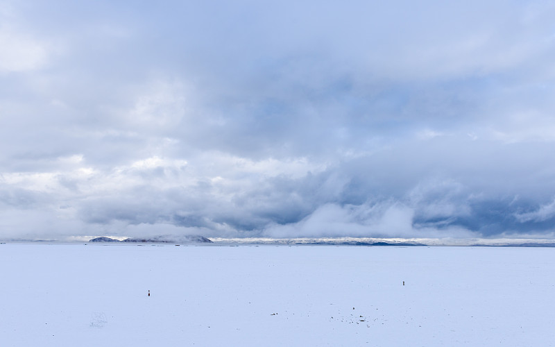 纳木错湖畔的雪景(或南湖;纳木错(Nam Co)是中国西藏拉萨市当雄县的一个山地湖泊，位于念青唐古拉
