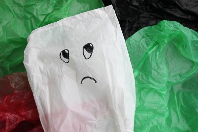 一堆一次性的、五颜六色的塑料袋污染环境。