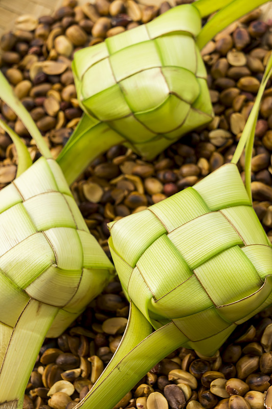 Ketupat(米饭饺子)和炒豆背景。