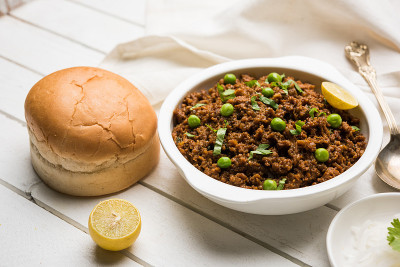羊肉或鸡肉kheema pav或kulcha