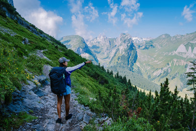 一个女人与一个背包站在山顶上,女孩去美丽的地方旅游,到达目标,山脊在sax Luecke, Kreu