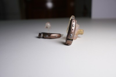 白色孤立背景上的助听器。援助充耳不闻。