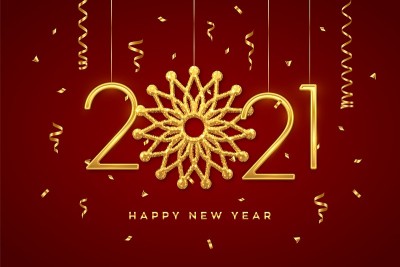 2021年新年快乐。悬挂着金色金属数字2021，红色背景上闪耀着雪花和五彩纸屑。新年贺卡或横幅模板。
