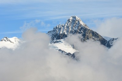 秋天，云扫过舒山山面在喀斯喀特山脉，华盛顿-美国