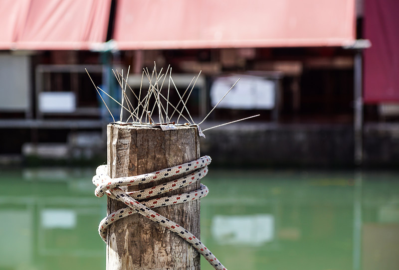 Rope knot for securing a boat moored at a harbor.