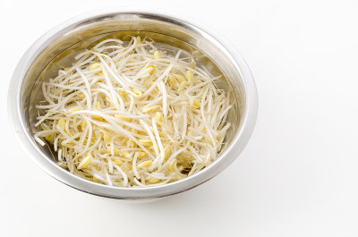 豆芽在不锈钢碗的水