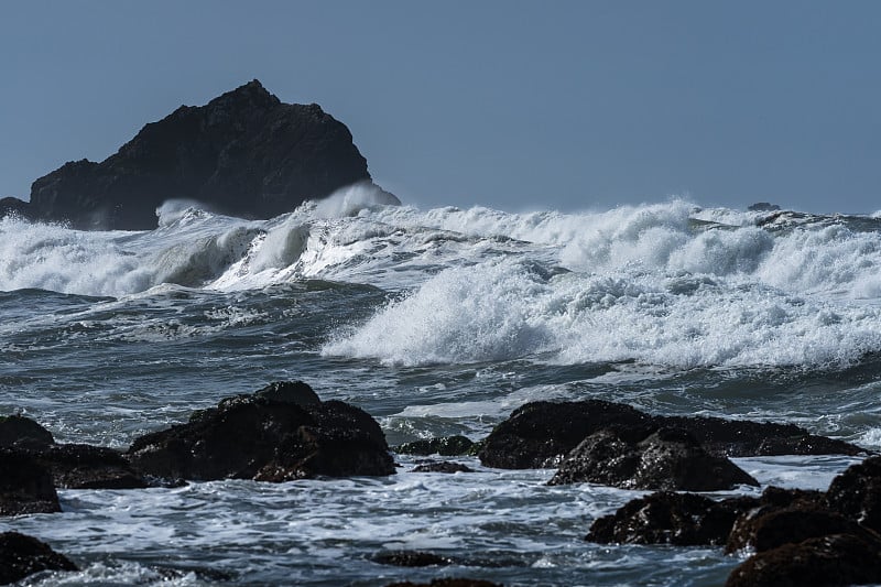 海浪拍打着海滩