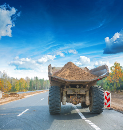 老大翻车人在森林后面的道路上