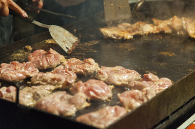 节日摊位上的铁板烧鸡肉