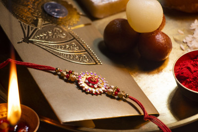 特写Rakhi保持在一个装饰塔利在Rakshabandhan的场合