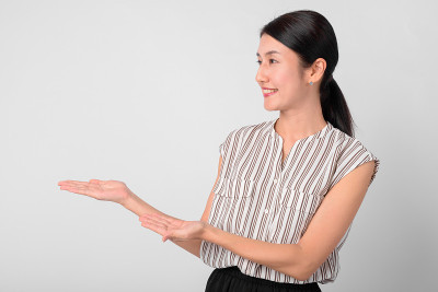 快乐的日本女商人展示的侧面视图