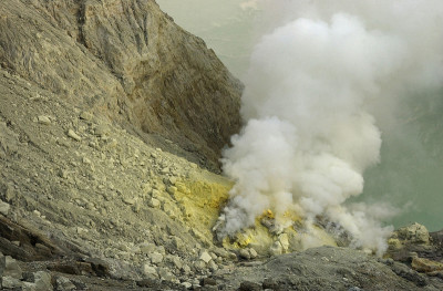 烟从火山口升起
