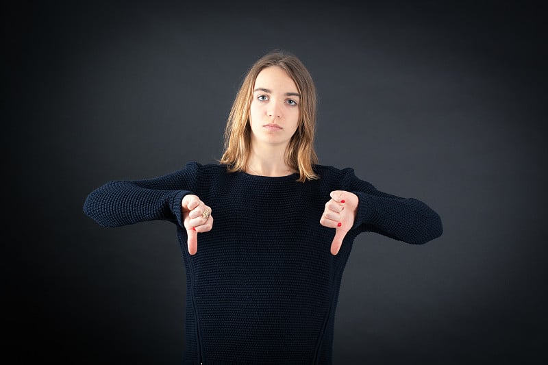 美丽的女人在不同的衣服里有不同的表情