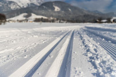 奥地利越野滑雪:斜坡，新鲜的白色粉末雪和山脉