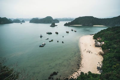 越南下龙湾吉巴岛美丽的海滩