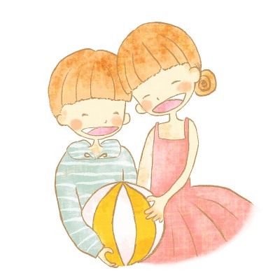 孩子们抱着沙滩球，放暑假