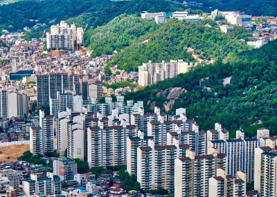 韩国首尔城市景观，晴朗的天空和白云