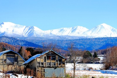 废弃的房子和山