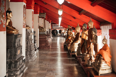 泰国那空寺摩诃寺的大佛雕塑