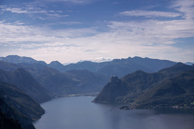 风景如画的湖和山对天空