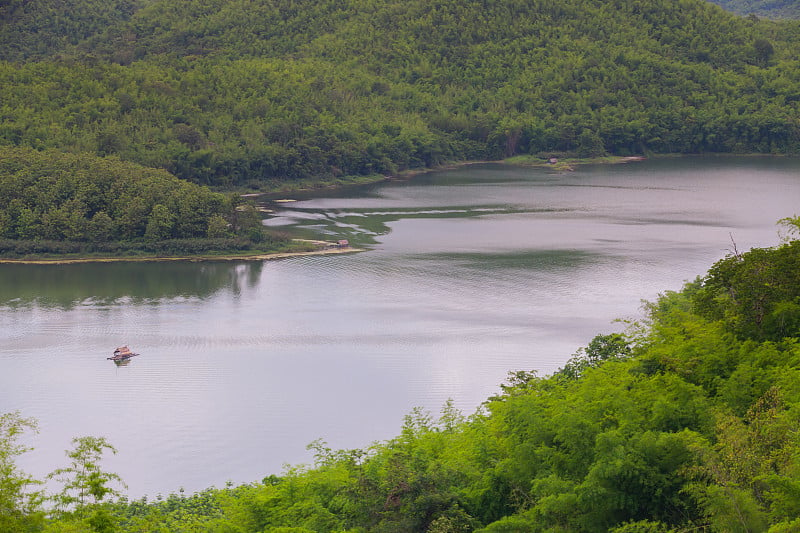 在阴天碧山后的大坝上漂浮的木筏