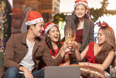 漂亮的亚洲朋友男女聚会庆祝。幸福朋友平安夜庆功晚宴配美食香槟酒。人们在快乐的时刻谈笑风生。