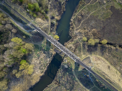 铁路桥横跨河上，从上面俯瞰