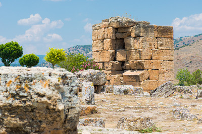 土耳其希拉波利斯古城遗址和古老建筑，毗邻现代的Pamukkale