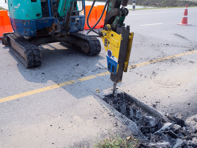 道路工程工地挖掘机