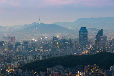 韩国城市天际线和北首尔塔雾天