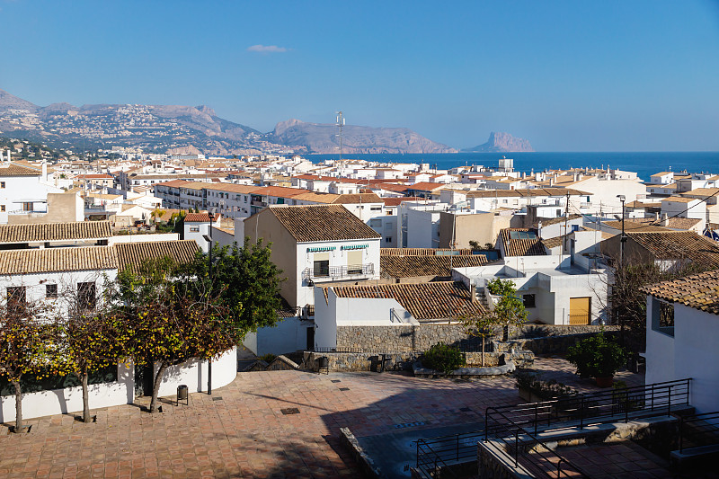 在老城广场的展望Placa l'Aigua与地平线和海洋与山脉和岩石Calpe, Altea, Co